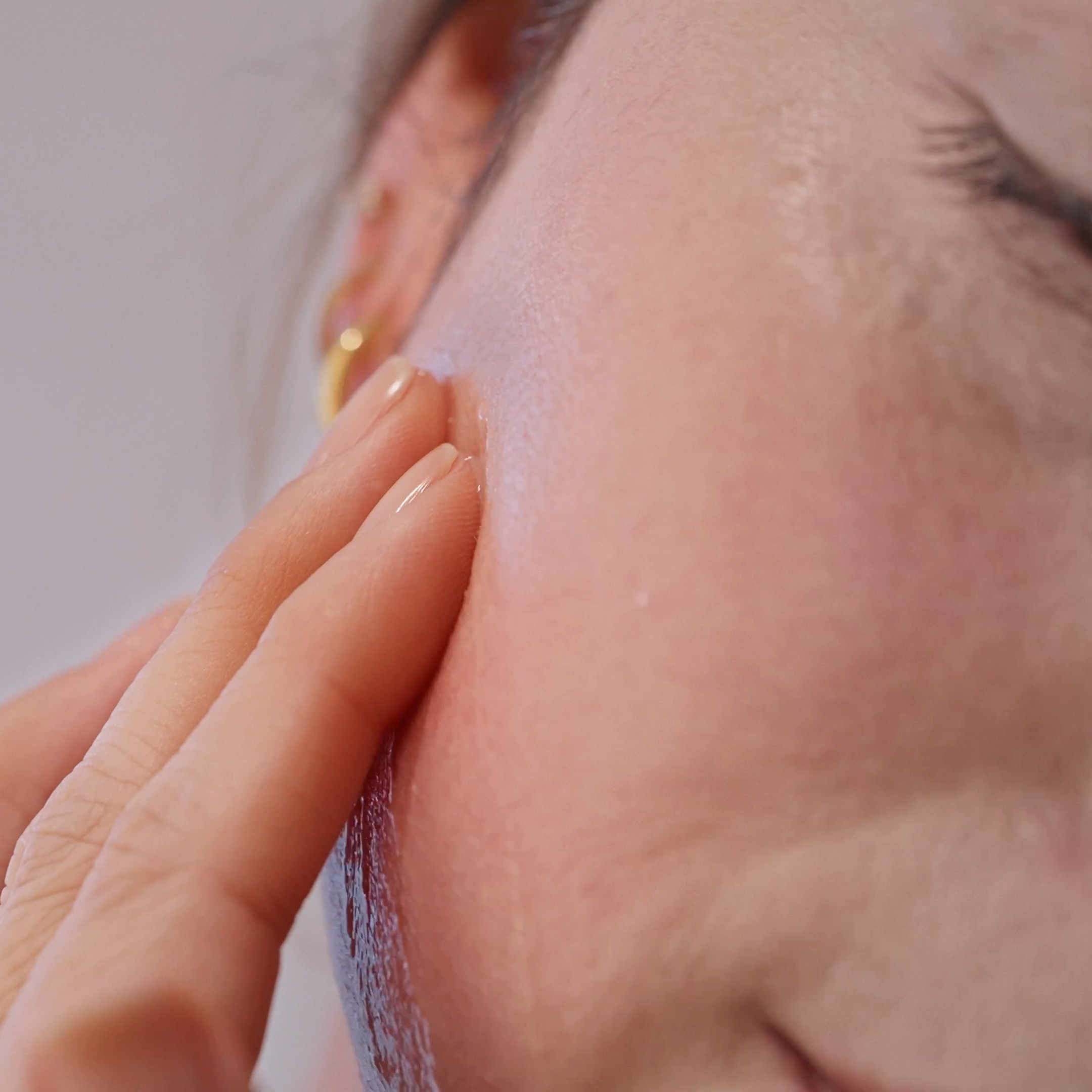 close up of the ora  method led gua sha gel